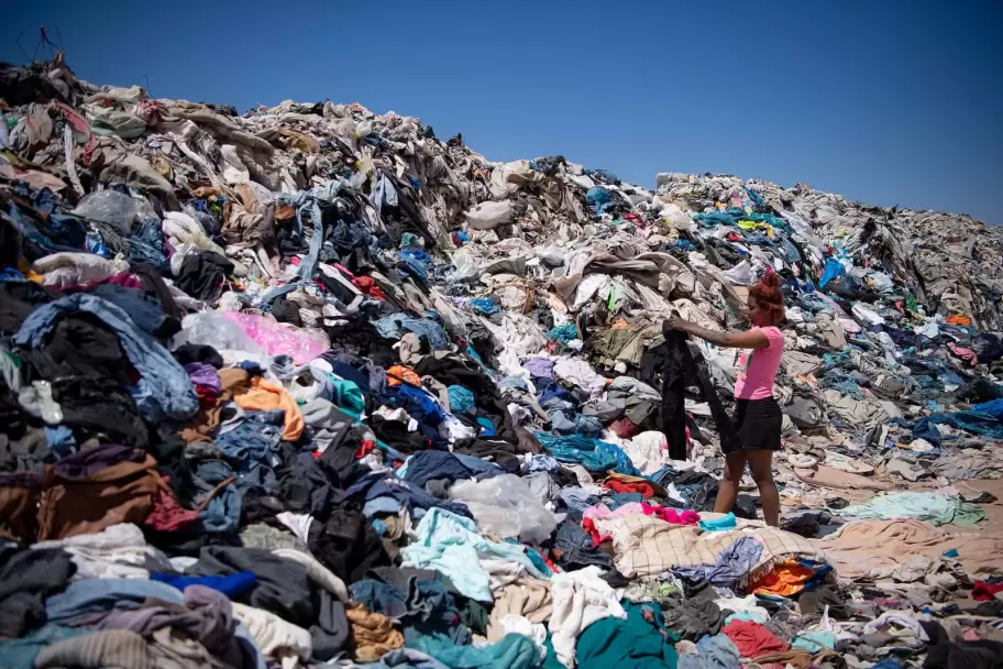 El desierto de Atacama, el mayor vertedero de ropa del mundo