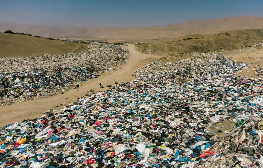 Millones de prendas se acumulan en un vertedero clandestino en el desierto de Atacama