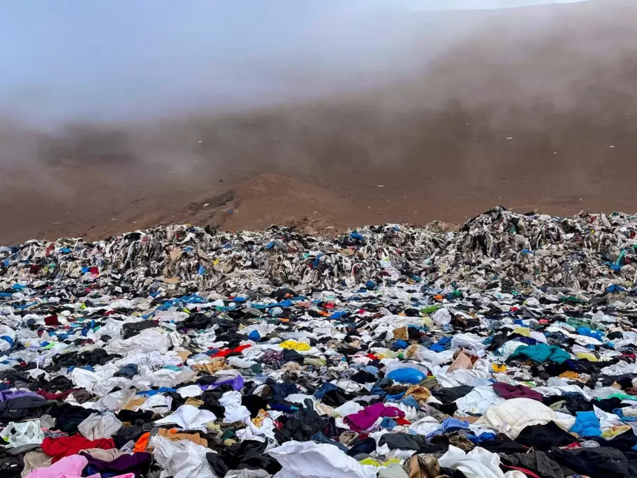 El desierto txico que acumula toneladas de ropa usada en el norte de Chile