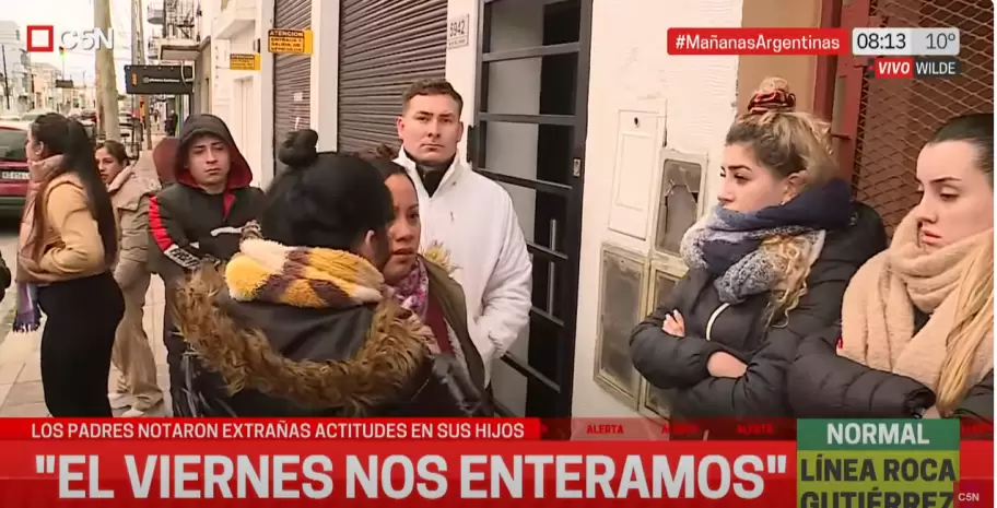 Los padres de las vctimas pidiendo respuestas en la puerta del jardn