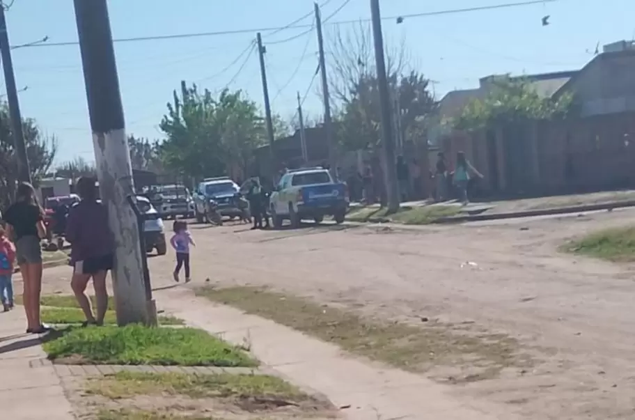 La Polica de Tucumn trabaja en la escena del crimen en el barrio 130 viviendas, donde horas atrs mataron a un nio de 10 aos.