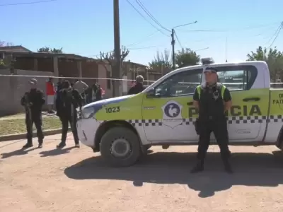 La Polica de Tucumn cuida la escena del crimen en el barrio 130 viviendas, donde horas atrs mataron a un nio de 10 aos.