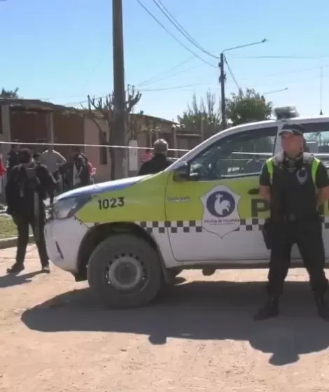 La Polica de Tucumn cuida la escena del crimen en el barrio 130 viviendas, donde horas atrs mataron a un nio de 10 aos.