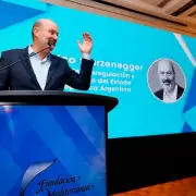 Sturzenegger le prometi a empresarios "la flexibilidad que quieran" para despedir empleados