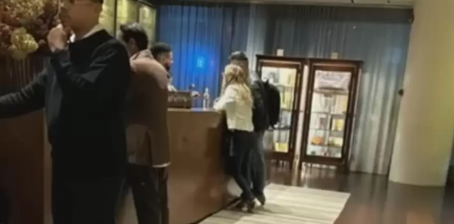 Marina Calabr y Rolando Barbano en el check in de un hotel de Ro de Janeiro.