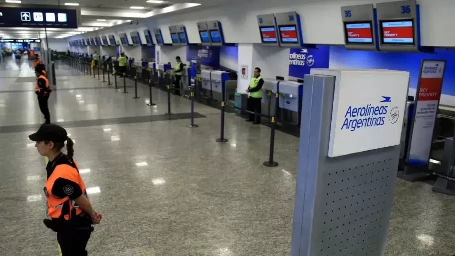 El paro afect a ms de 150 vuelos y 15 mil pasajeros