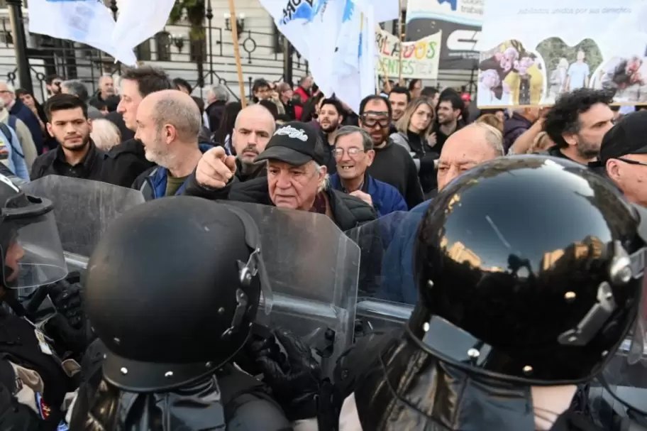 Maana funcionar la ley anti-piquete contra los jubilados que lleguen al Congreso de la Nacin.