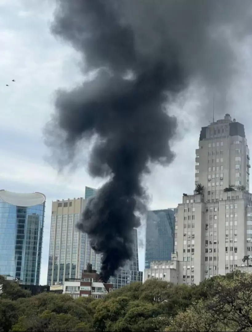 El humo negro invadi la ciudad.