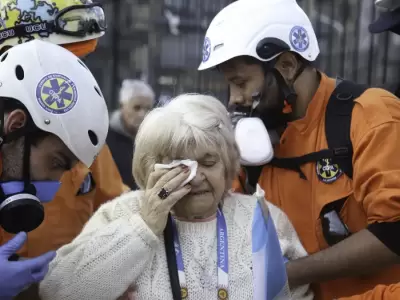 Personal de CEPA auxiliando a una jubilada gaseada