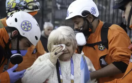 Personal de CEPA auxiliando a una jubilada gaseada