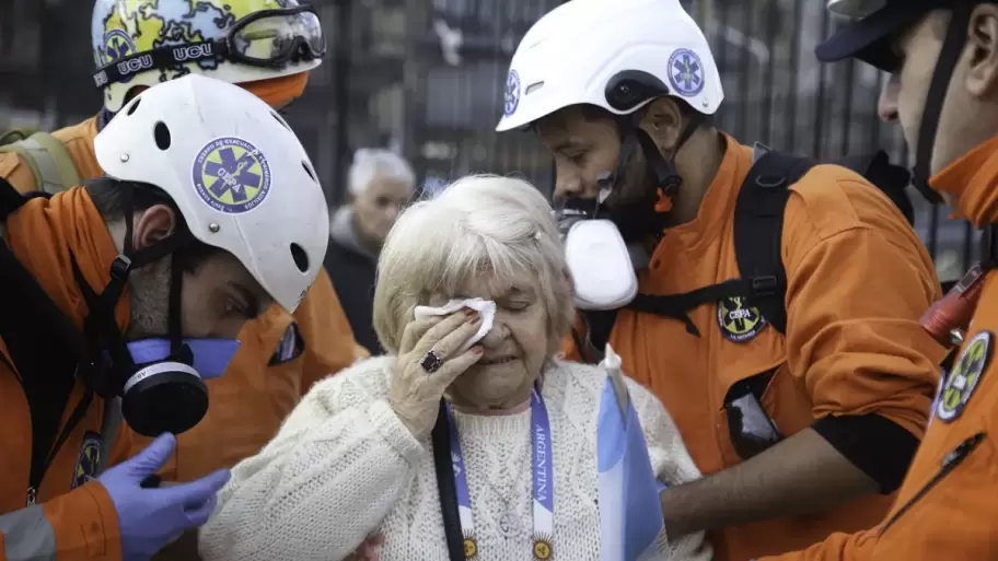 Personal de CEPA auxiliando a una jubilada gaseada