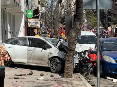 Toyota Corolla cruz en rojo un semforo y termin contra un local