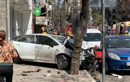 Toyota Corolla cruz en rojo un semforo y termin contra un local