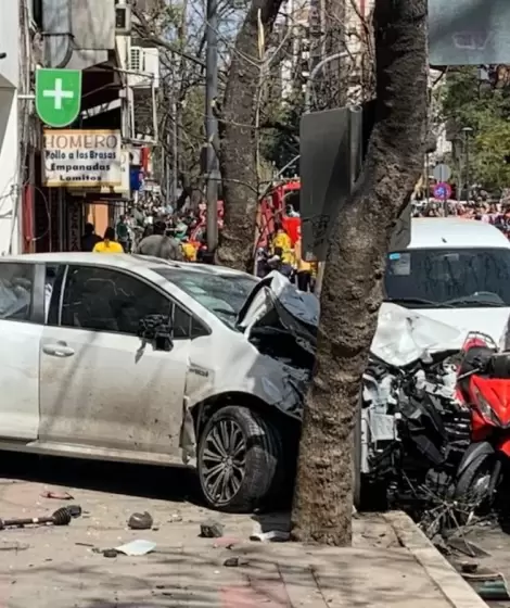 Toyota Corolla cruz en rojo un semforo y termin contra un local