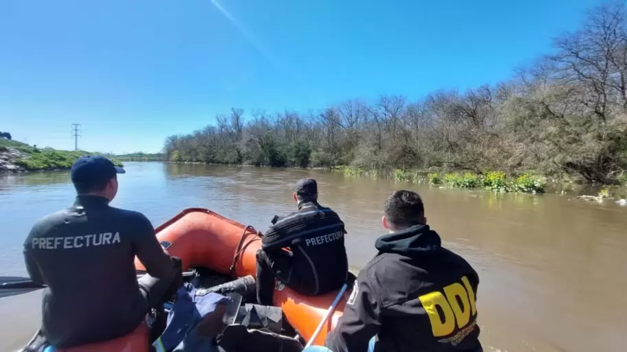 Sus cuerpos aparecieron flotando en el agua