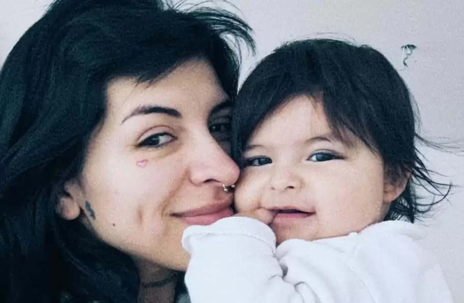 Cazzu junto a su hija Inti