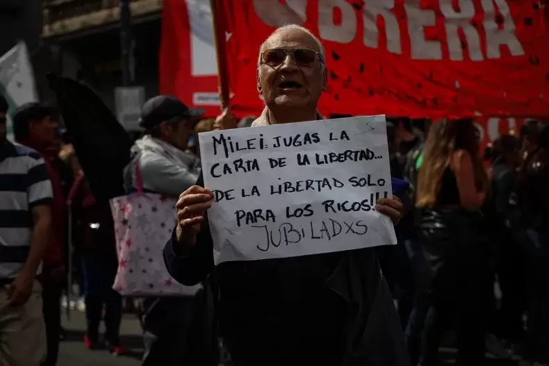 Gremios, movimientos sociales, dirigentes del PJ bonaerense y partidos de izquierda concentraron frente al Congreso