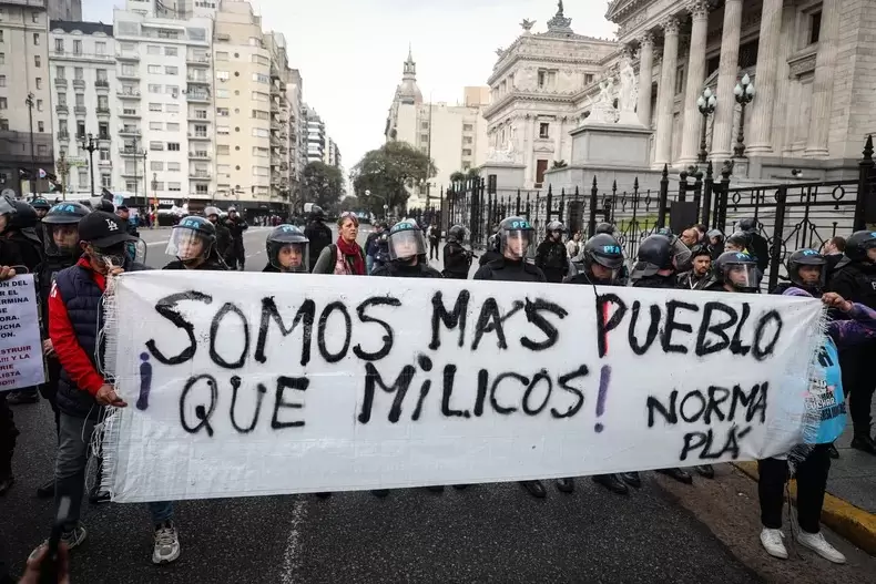 Gremios, movimientos sociales, dirigentes del PJ bonaerense y partidos de izquierda concentraron frente al Congreso