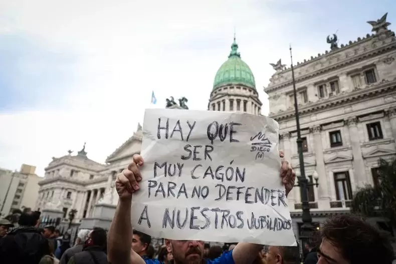 Gremios, movimientos sociales, dirigentes del PJ bonaerense y partidos de izquierda concentraron frente al Congreso