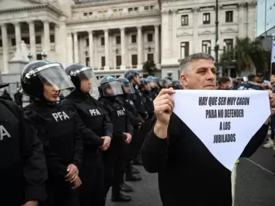 Gremios, movimientos sociales, dirigentes del PJ bonaerense y partidos de izquierda concentraron frente al Congreso