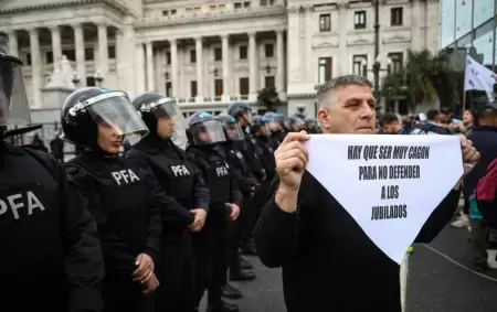 Gremios, movimientos sociales, dirigentes del PJ bonaerense y partidos de izquierda concentraron frente al Congreso