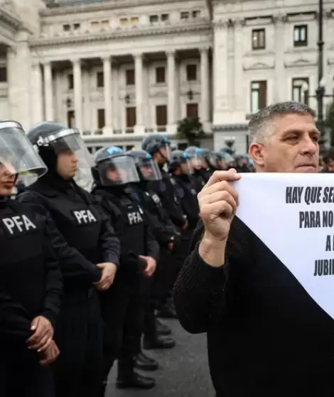 Gremios, movimientos sociales, dirigentes del PJ bonaerense y partidos de izquierda concentraron frente al Congreso