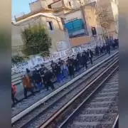 En contra de los aumentos de los trenes del AMBA, pasajeros arriesgan sus vidas para esquivar el molinete