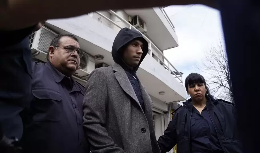 Montiel lleg encapuchado acompaado de su abogado