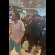 "Infeliz"; "chorro" y "ladrn": insultaron y agredieron a Juan Grabois en el aeropuerto de Ezeiza