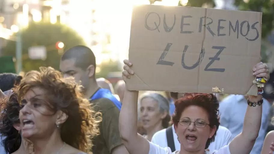 Libertarios aseguran cortes de luz mientras otros libertarios los niegan