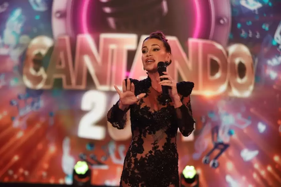 Flor Pea debut como conductora del Cantando 2024 bajo la atenta mirada de Marcelo Tinelli