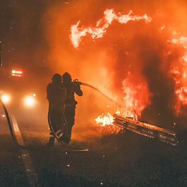 Bomberos trabajan en los focos de incendio en Crdoba