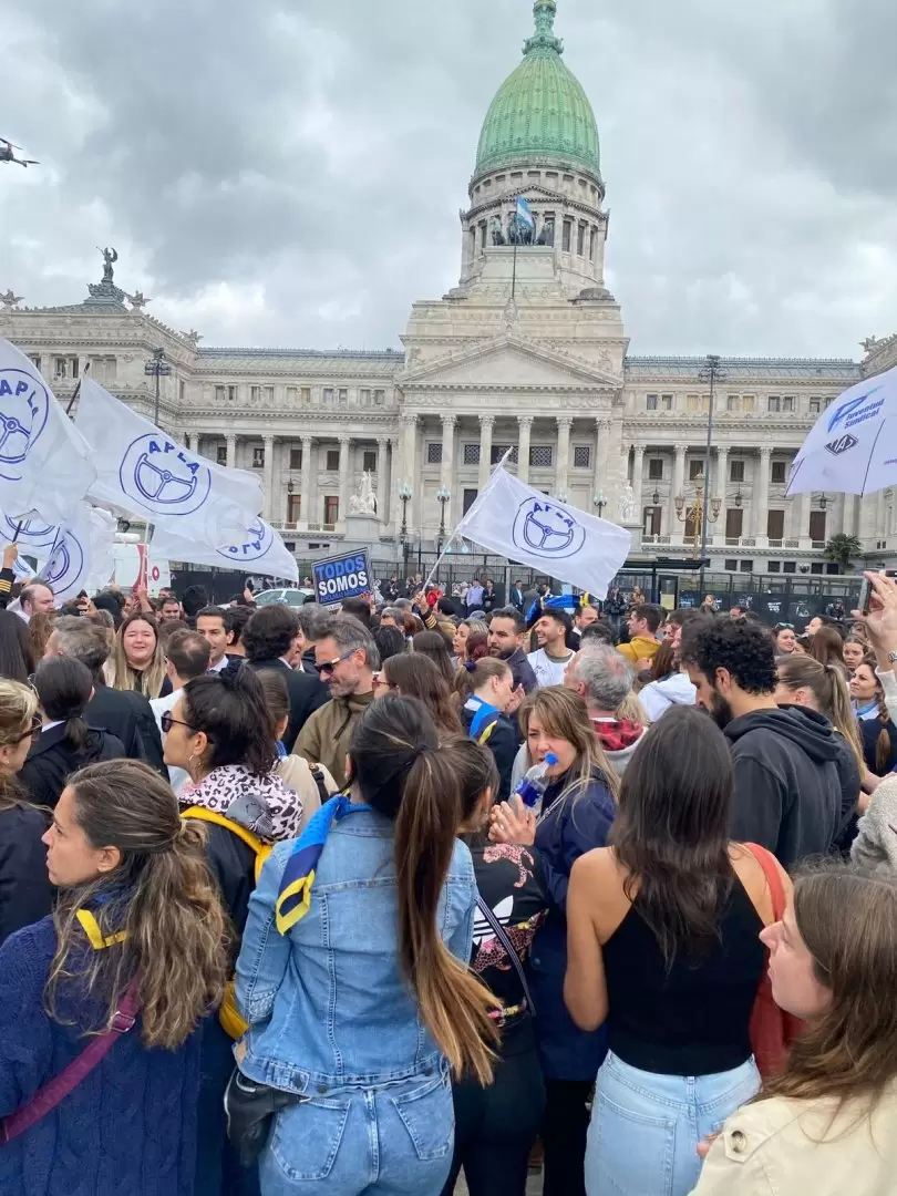 Sindicatos de aeronuticos en las afueras del Congreso