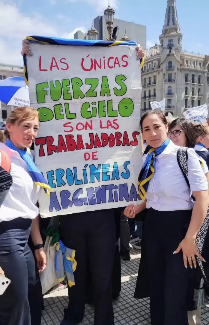 Mientras tanto, trabajadoras de Aerolneas Argentinas se manifiestan en las afueras del Congreso