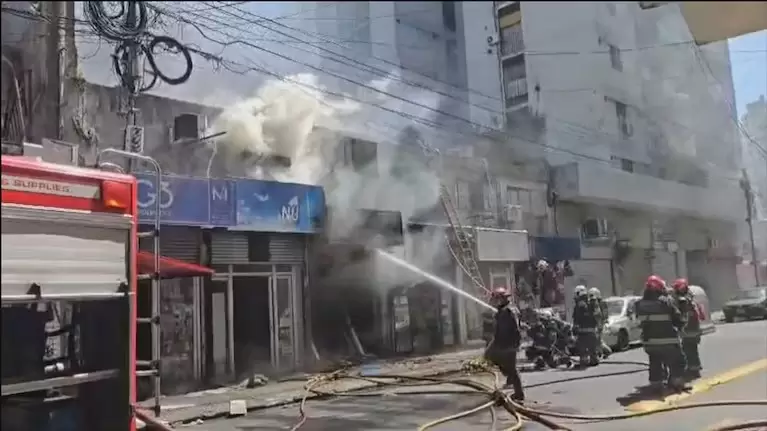 Profesionales trabajan para combatir el fuego en Once