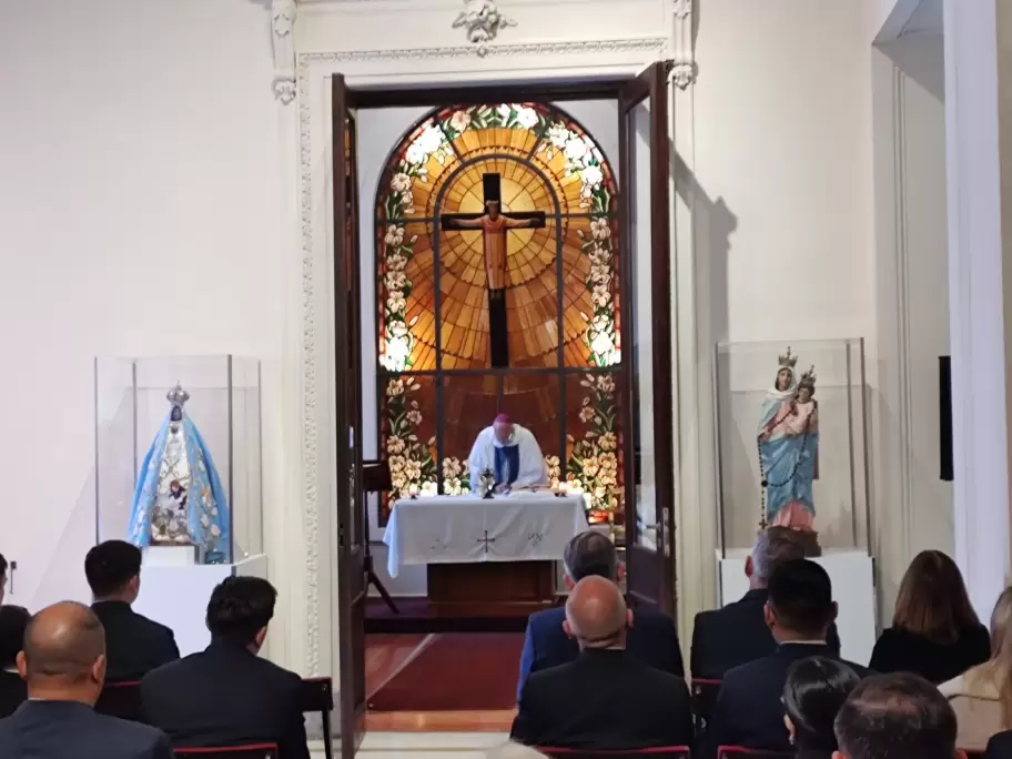 La virgen de Catamarca con un bordado de Milei en su manto