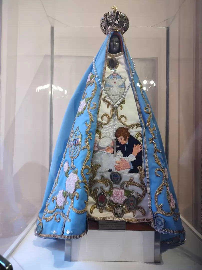 La virgen de Catamarca con un bordado de Milei en su manto