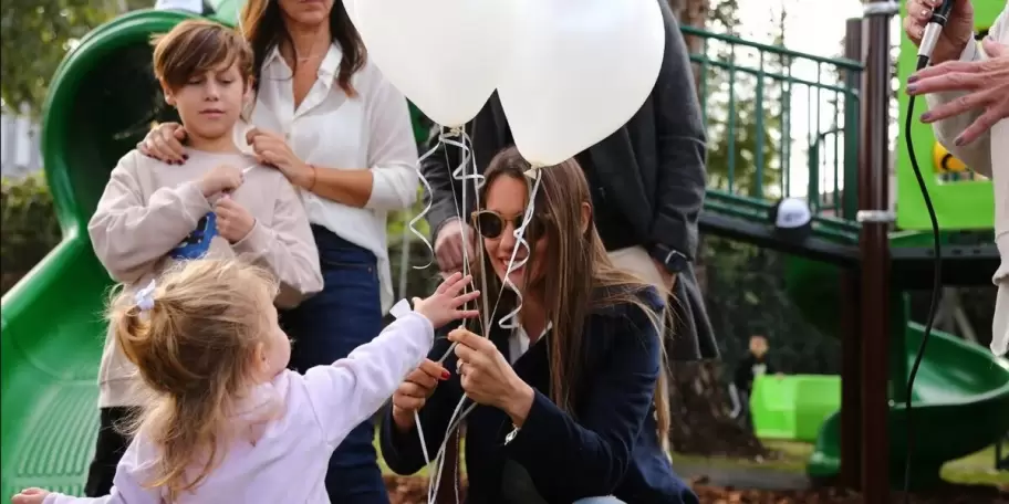 En homenaje a su hija Blanca, Pampita lanza globos al cielo