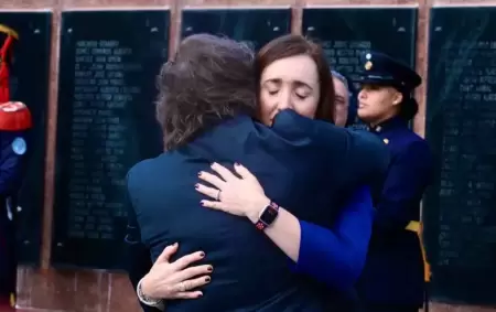 Villarruel y Milei se funden en un abrazo tras un acto para conmemorar a soldados cados en Malvinas