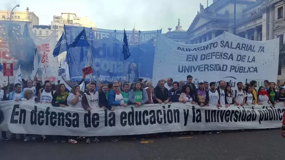 Docentes, no docentes, autoridades y estudiantes se movilizan en "defensa" de la universidad pblica