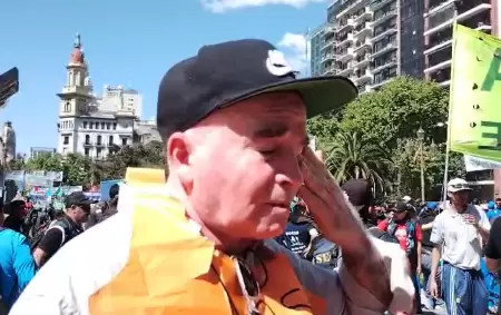 El desconsolado llanto de Carlos, un jubilado en la marcha por la universidad pblica