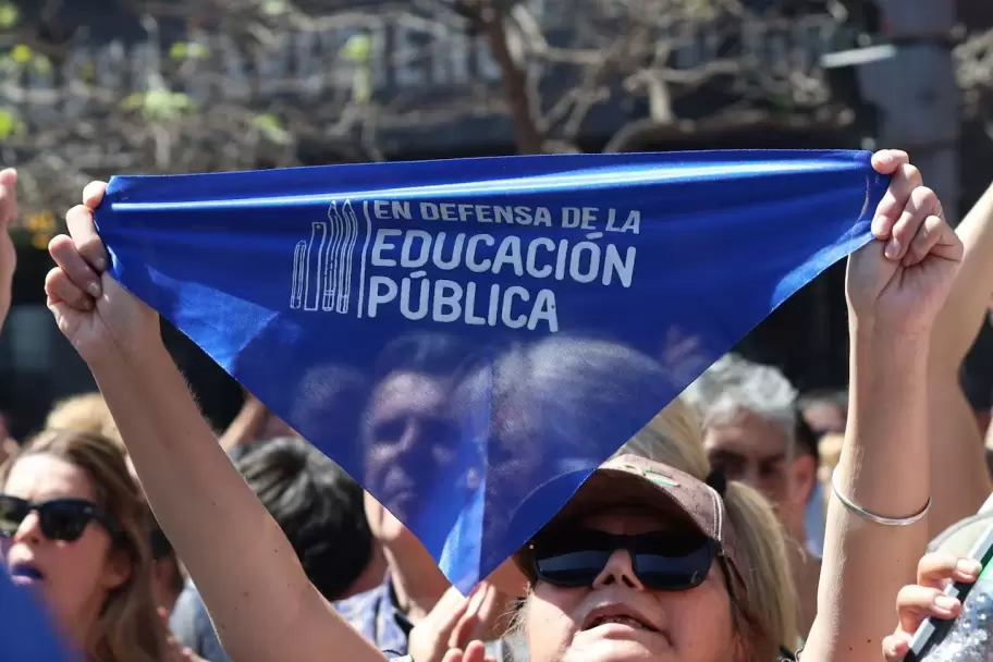 Masiva marcha en contra del veto de Milei