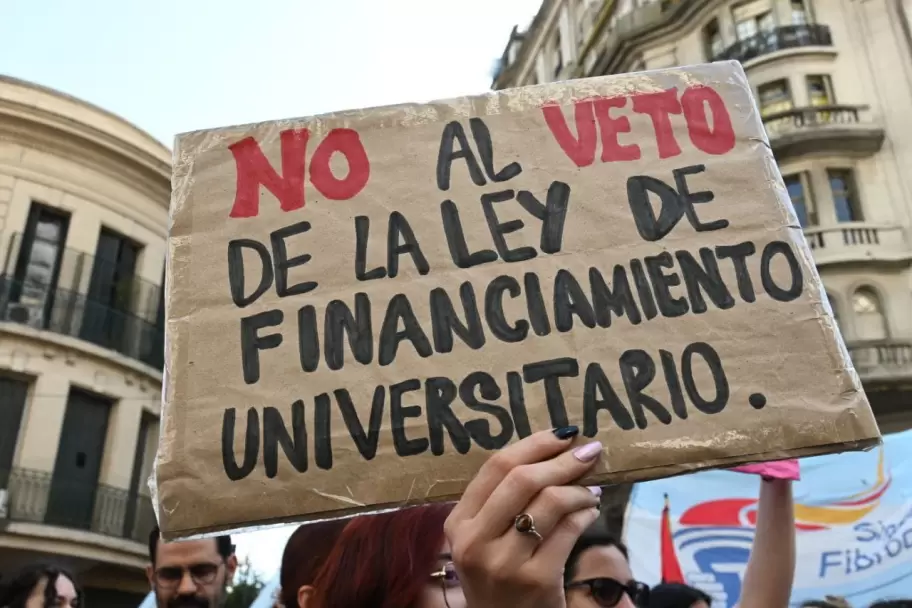 Algunos de los mensajes en la marcha universitaria