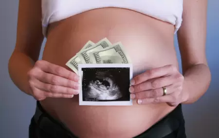 A las madres "gestantes" les ofrecan 10.000 dlares