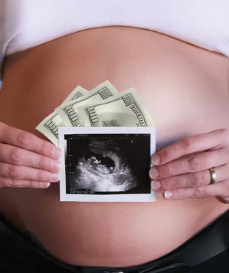 A las madres "gestantes" les ofrecan 10.000 dlares