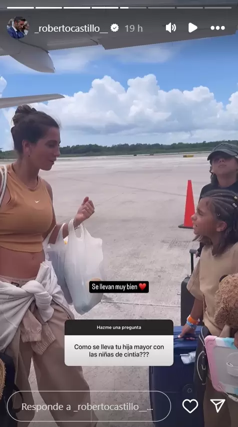 Cinthia junto a sus hijas antes de subirse al avin