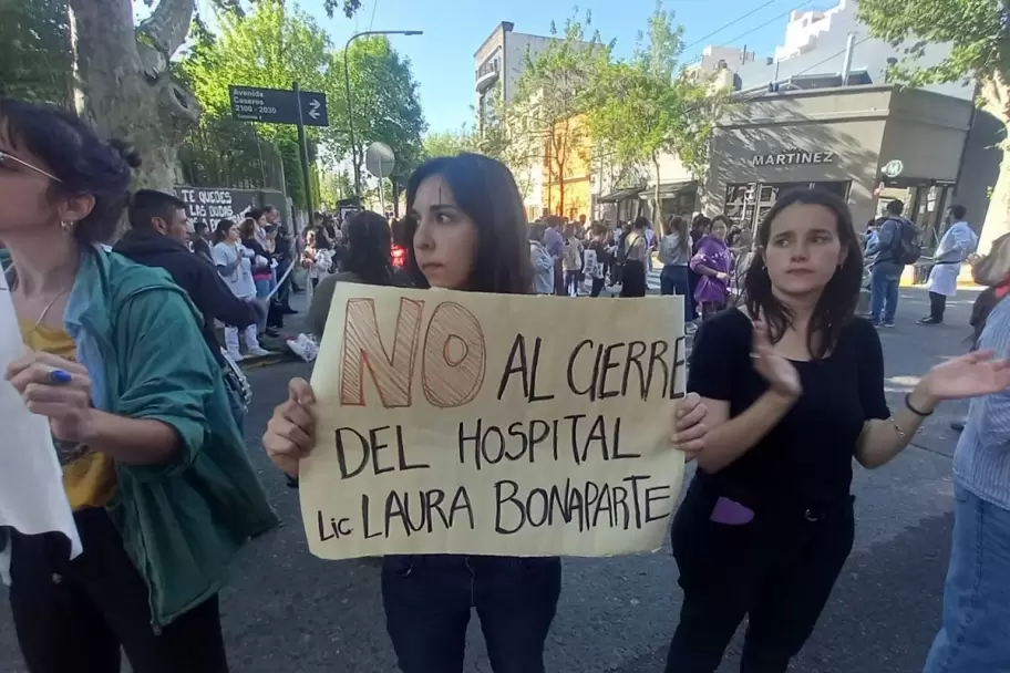 Cientos de manifestantes pasaron por las puertas del Bonaparte