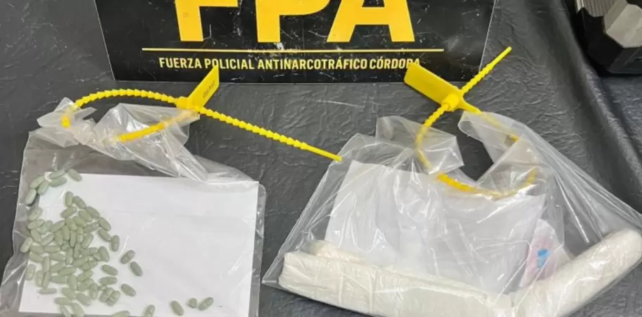 Fuerza Policial Antinarcotrfico de la provincia (FPA) hall droga en el cuerpo de una menor