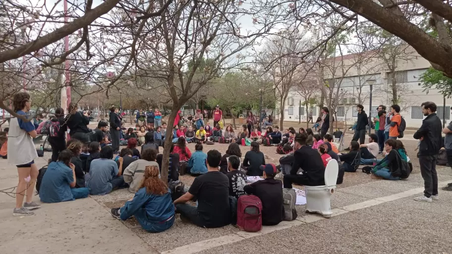 La asamblea de estudiantes de la Facultad de Artes de la UNC