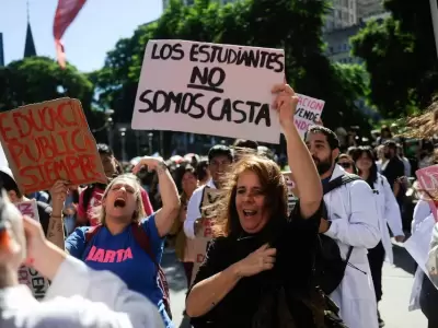 Afuera, carteles que apoyan a la universidad pblica